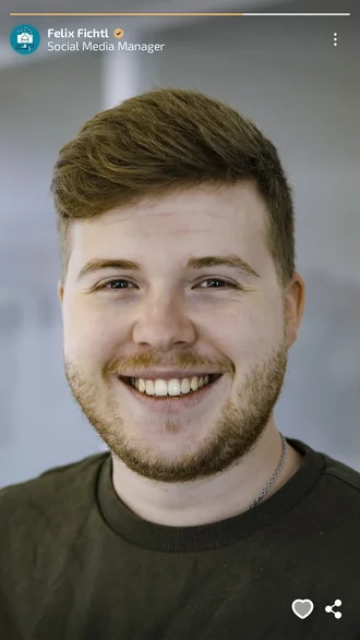 Porträt von Felix Fichtl, Social Media Manager bei Denkströme, mit freundlichem Lächeln, hellgrauer Hintergrund, Nahaufnahme für Teamvorstellung