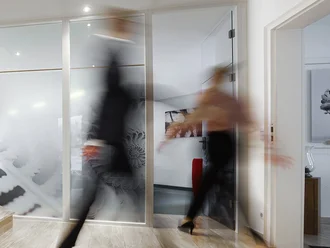 0B3A9574 Heller Eingangsbereich mit moderner Holztreppe und Glasfront im Bürogebäude der Denkströme – Businessumgebung mit Bewegung und Dynamik