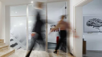 Heller Eingangsbereich mit moderner Holztreppe und Glasfront im Bürogebäude der Denkströme – Businessumgebung mit Bewegung und Dynamik