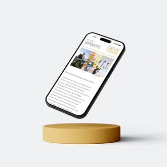 Smartphone zeigt digitalen Newsletter von Denkströme mit Titel „UPDATE Juli 2022“. Fokusartikel: „Wie geht Recruiting im Jahr 2022?“ mit Bildcollage von Mitarbeitenden. Thema: moderne Mitarbeitergewinnung und Arbeitgeberattraktivität. Floating Smartphone auf gelbem Podest, minimalistisches Design.