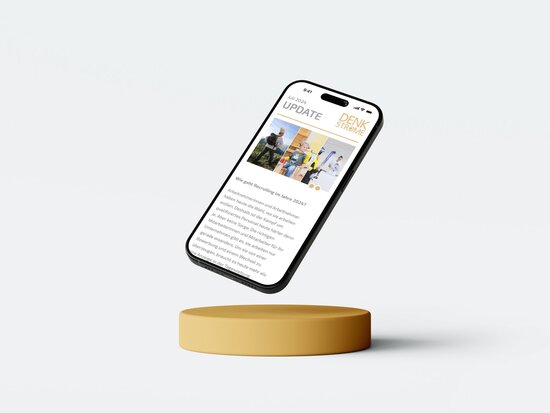 Smartphone zeigt digitalen Newsletter von Denkströme mit Titel „UPDATE Juli 2022“. Fokusartikel: „Wie geht Recruiting im Jahr 2022?“ mit Bildcollage von Mitarbeitenden. Thema: moderne Mitarbeitergewinnung und Arbeitgeberattraktivität. Floating Smartphone auf gelbem Podest, minimalistisches Design.