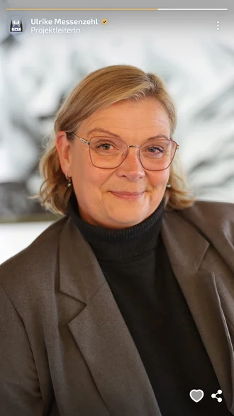 Ulrike Lochmann, Projektleiterin bei Denkströme, in einem professionellen Businessporträt mit Brille und Blazer – erfahrene Führungskraft für Projektmanagement und Teamkoordination