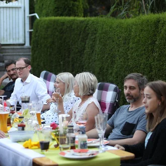 Denkströme Mitarbeiterinnen und Mitarbeiter bei geselligem Sommerfest im Garten – entspanntes Beisammensein mit Essen, Getränken und guter Stimmung im Freien