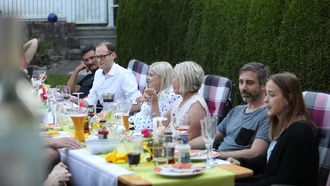 Denkströme Mitarbeiterinnen und Mitarbeiter bei geselligem Sommerfest im Garten – entspanntes Beisammensein mit Essen, Getränken und guter Stimmung im Freien