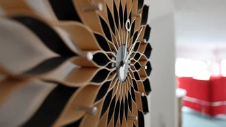 Design-Wanduhr mit Holz-Optik in moderner Büroeinrichtung der Denkströme Gruppe – stilvolle Zeitmessung als dekoratives Element im modernen Arbeitsumfeld
