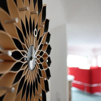 Design-Wanduhr mit Holz-Optik in moderner Büroeinrichtung der Denkströme Gruppe – stilvolle Zeitmessung als dekoratives Element im modernen Arbeitsumfeld