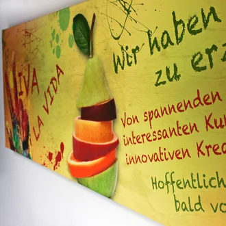 Kreatives Leinwandbild mit dem Slogan 'Viva la Vida' und Text über spannende Projekte, interessante Kunden und innovative Kreationen in Werbeagentur