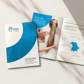 Broschüre des VPKA – Verband der Privatkliniken in Bayern e. V. – mit Titel „Gesund in Bayern“ und geöffnetem Innenteil zu Reha-Kliniken, inklusive Statistikgrafik und Foto von Personen mit freundschaftlicher Geste – professionelle Publikation zu Gesundheitsversorgung und Rehabilitationsleistungen in Bayern.