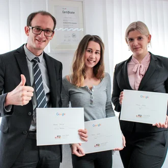 Geschäftsführung und Mitarbeiterin der Agentur mit Google-Zertifikaten zur Online-Marketing-Zertifizierung 2016 – Erfolg im digitalen Marketing