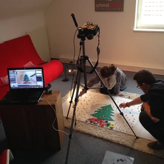Making-of Weihnachtsfilm 2014 bei schmiddesign – Stop-Motion-Produktion mit Kamera-Setup, Laptop und Dekoration in Agenturstudio