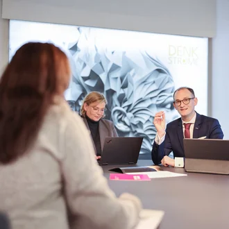 Professionelles Meeting im Konferenzraum der Denkströme Gruppe mit Fokus auf Corporate Communications und strategische Markenberatung