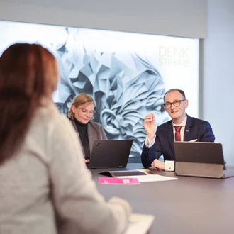 Professionelles Meeting im Konferenzraum der Denkströme Gruppe mit Fokus auf Corporate Communications und strategische Markenberatung
