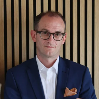 Portraifoto Fabian Schmid, CEO and Chairman of the Management Board von Denkströme