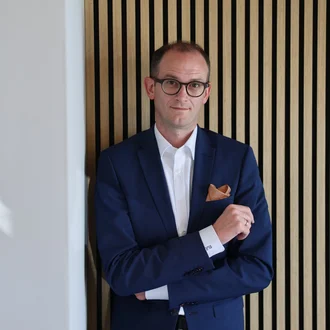 Portraifoto Fabian Schmid, CEO and Chairman of the Management Board von Denkströme
