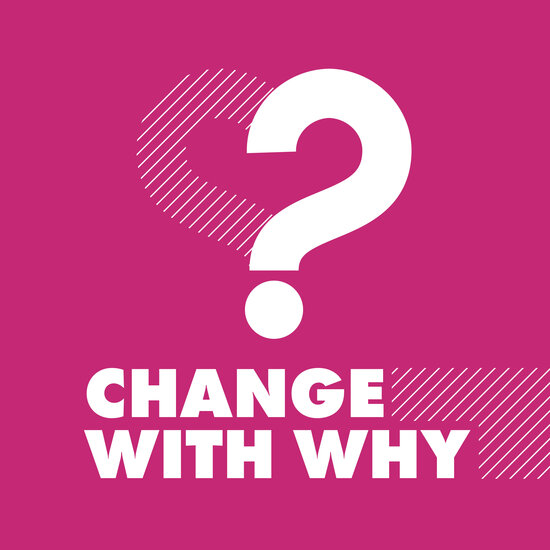 Logo mit Fragezeichen und Herzform auf pinkem Hintergrund, Text: ‚Change with Why‘ – Fokus auf Sinn-getriebene Veränderung